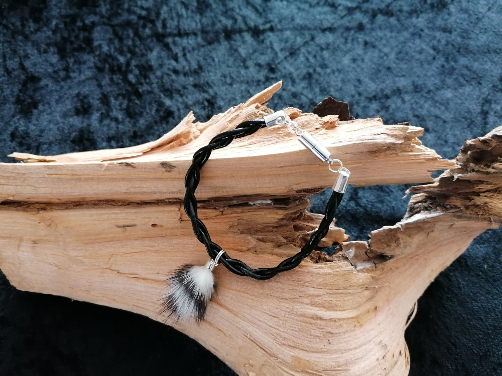 Armbånd i flettet sort lædersnøre