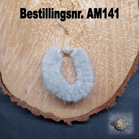 Armbnd i lysegr minkskind